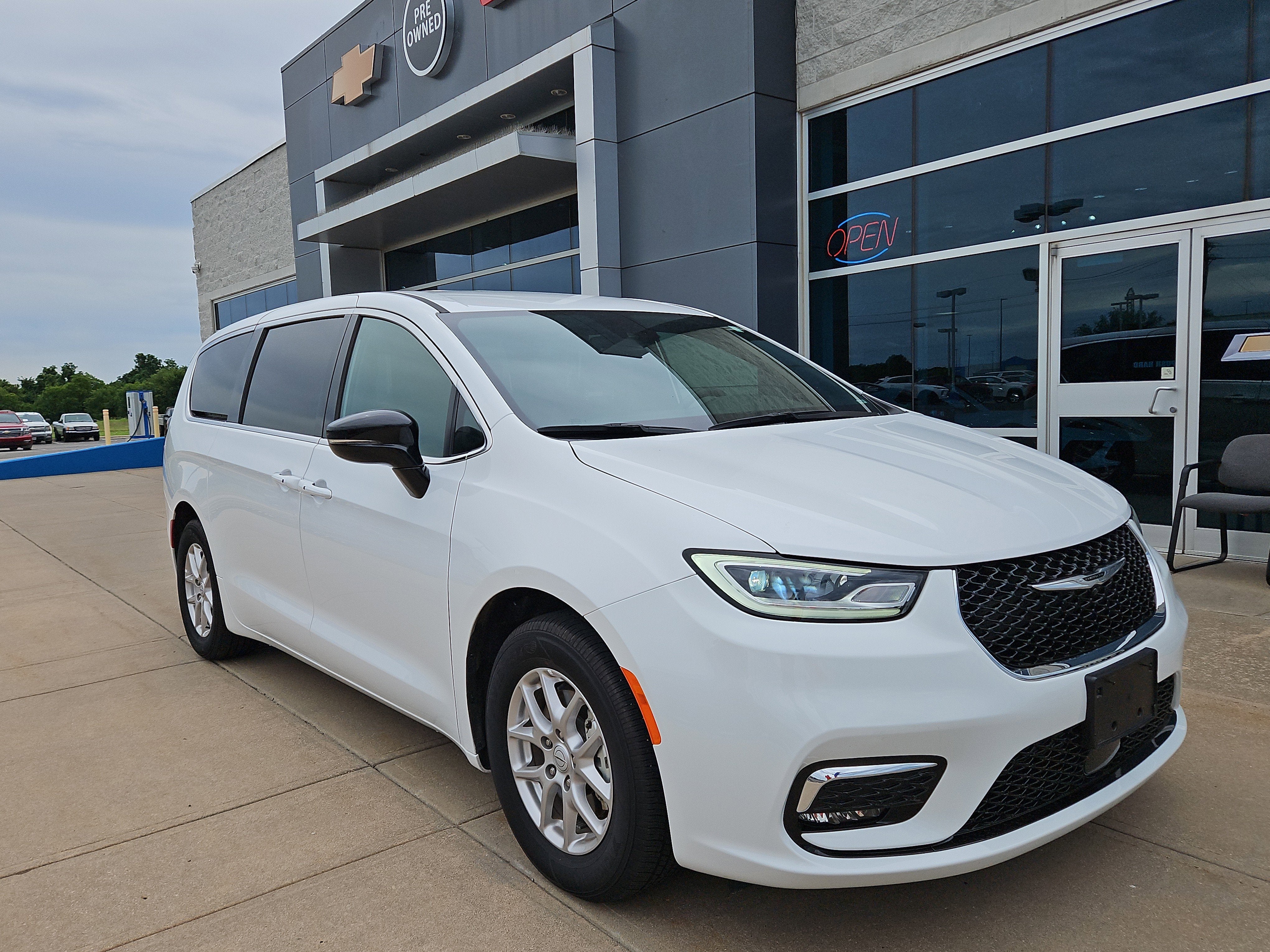 2025 Chrysler Pacifica Select in White — front three-quarter view
